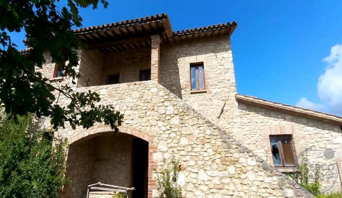 Rustico - casale all’asta a Gualdo Cattaneo, Vocabolo Palazzo, Frazione Grutti – 10 locali