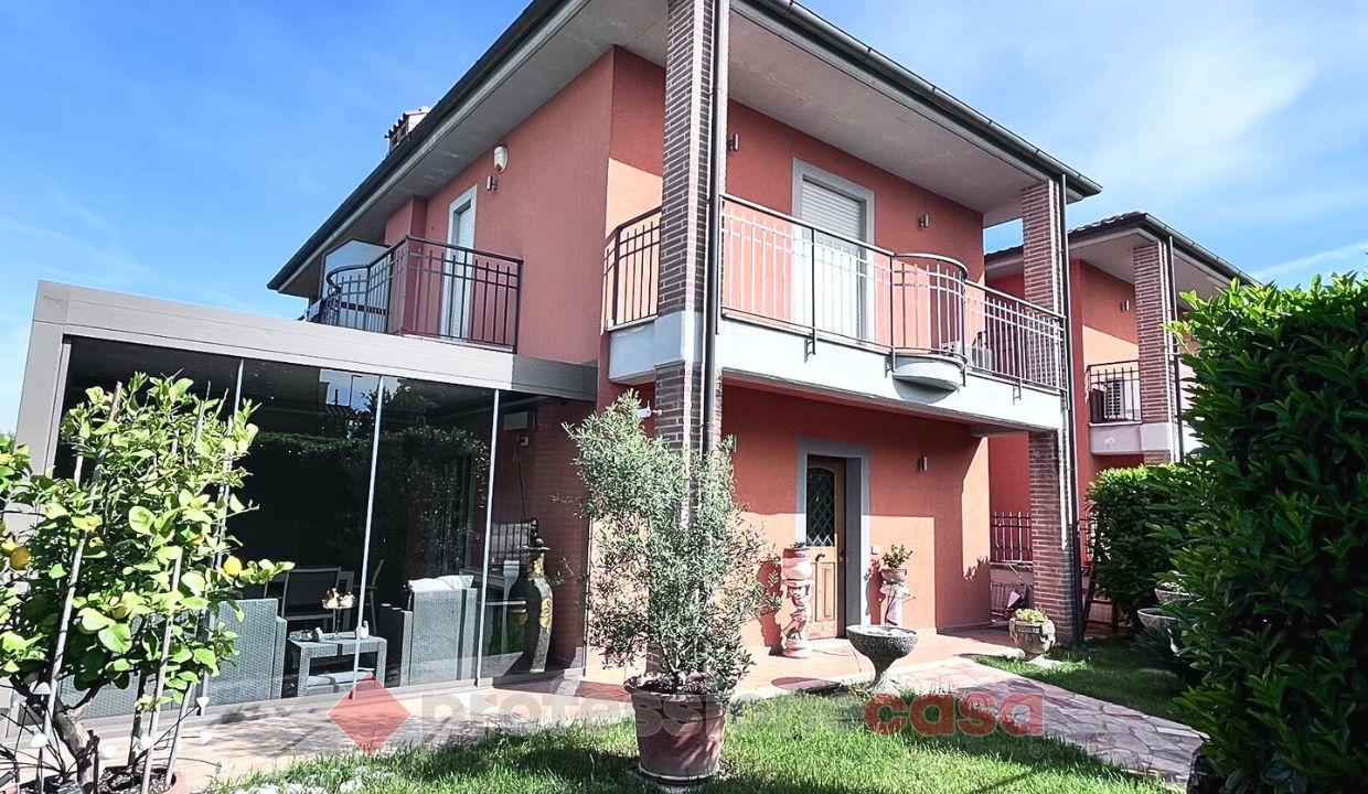 VILLA A SCHIERA VENDITA CORCIANO