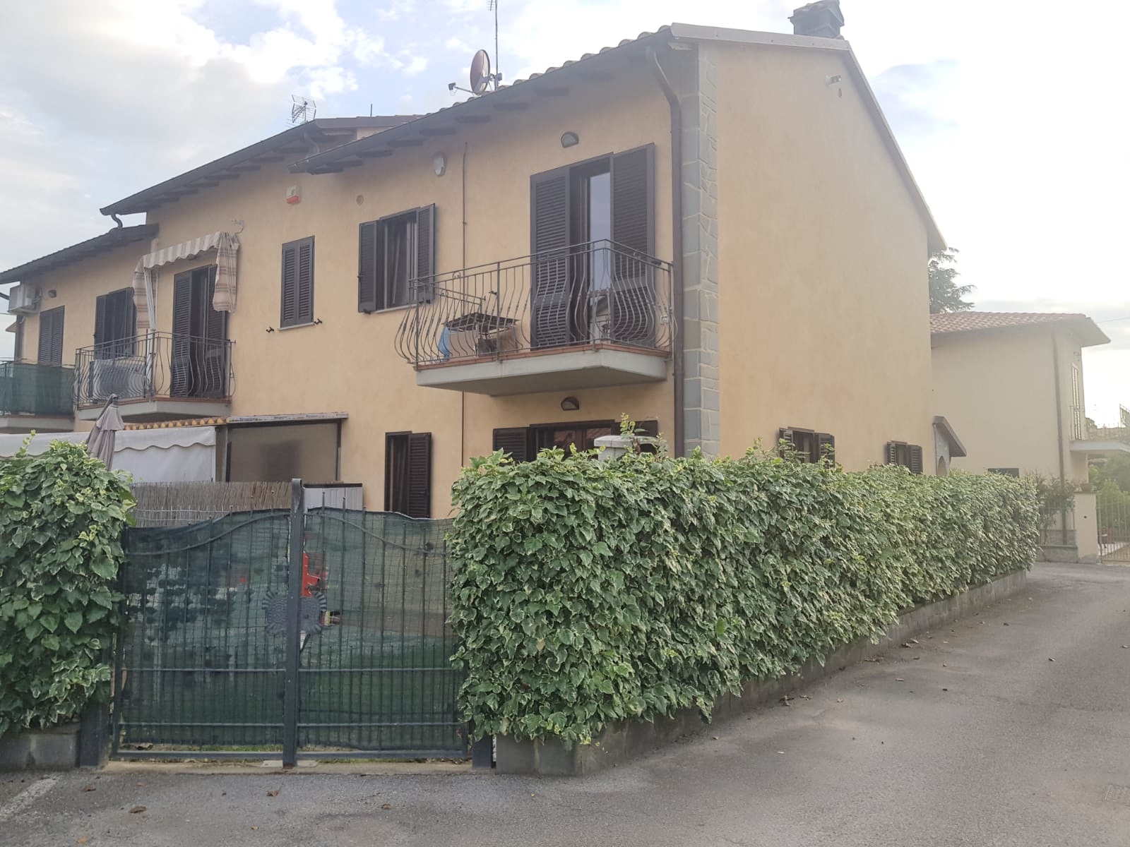 VILLA A SCHIERA VENDITA PERUGIA LAGO TRASIMENO