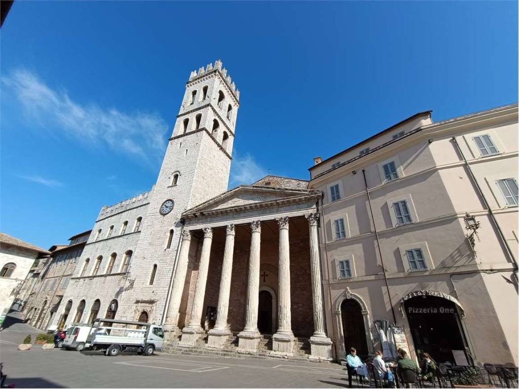 NEGOZIO VENDITA ASSISI CENTRO STORICO