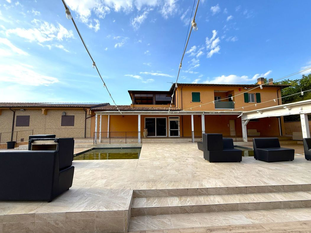 ATTIVITÀ RICETTIVA VENDITA TREVI