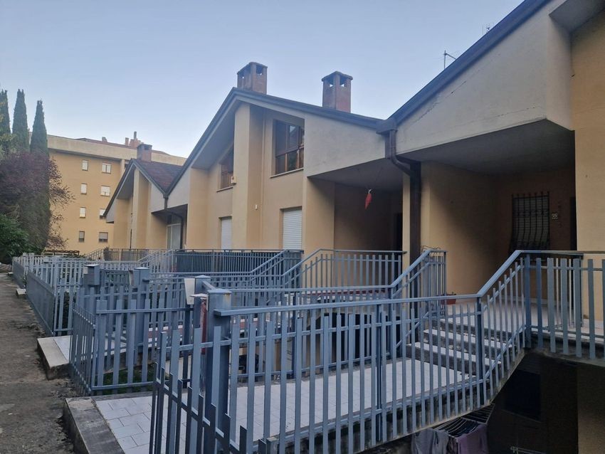 VILLA A SCHIERA AFFITTO PERUGIA CASAGLIA