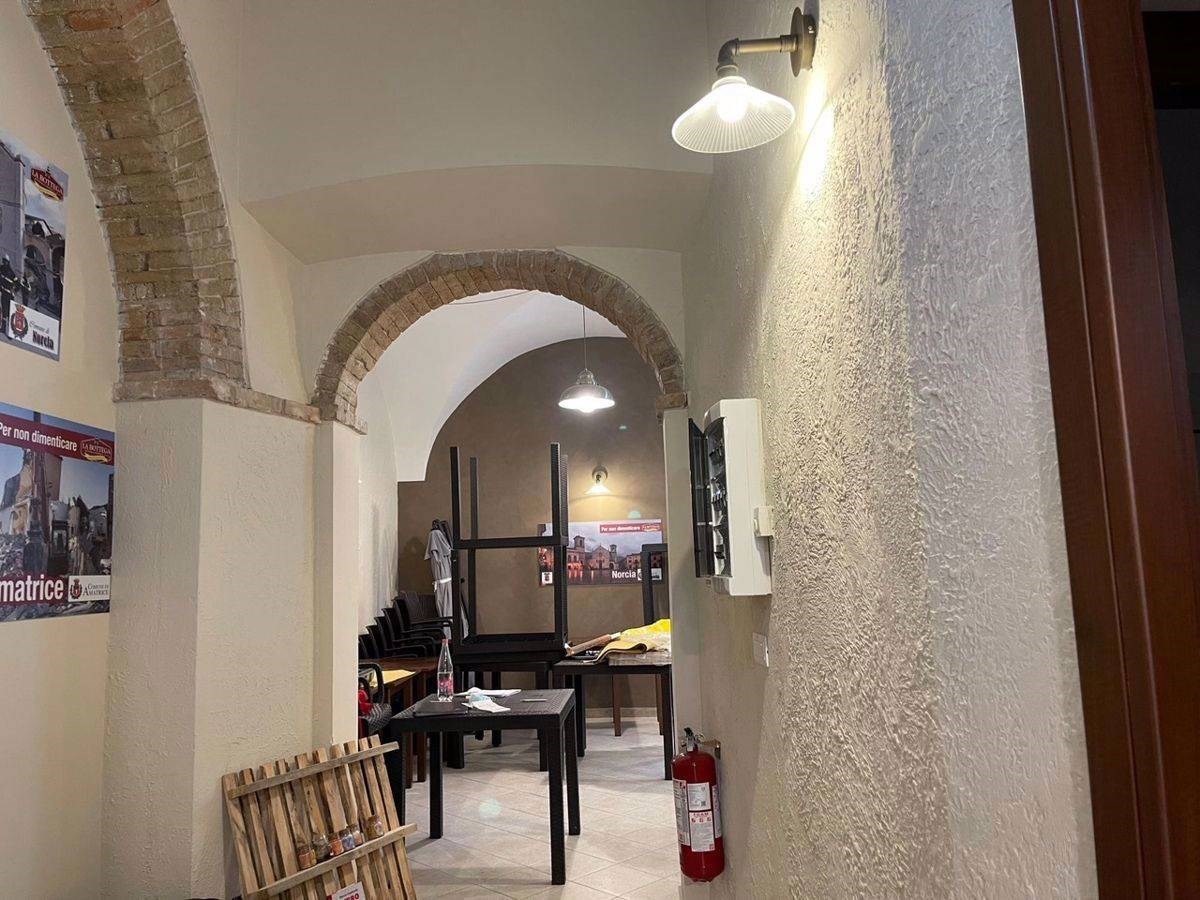 NEGOZIO AFFITTO TERNI CENTRO STORICO