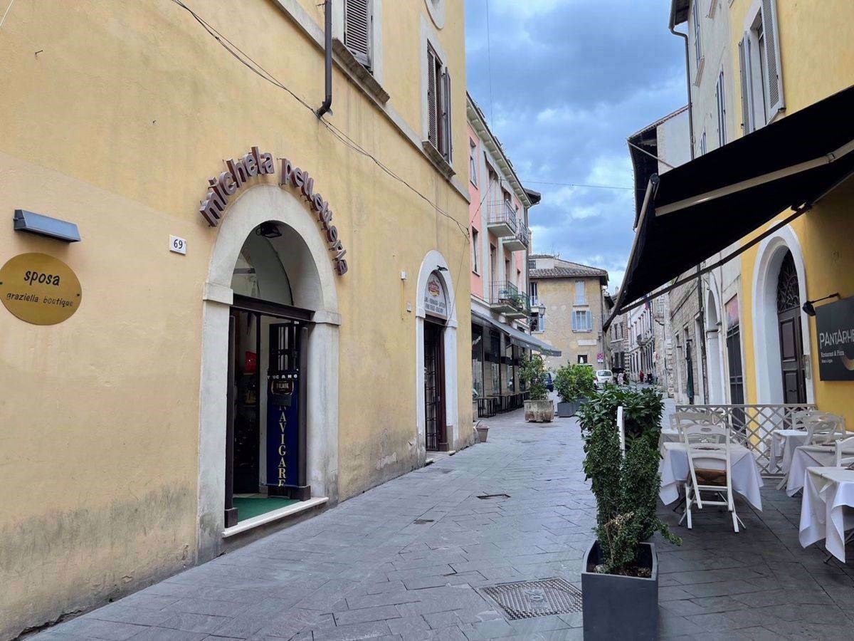 NEGOZIO AFFITTO TERNI CENTRO STORICO