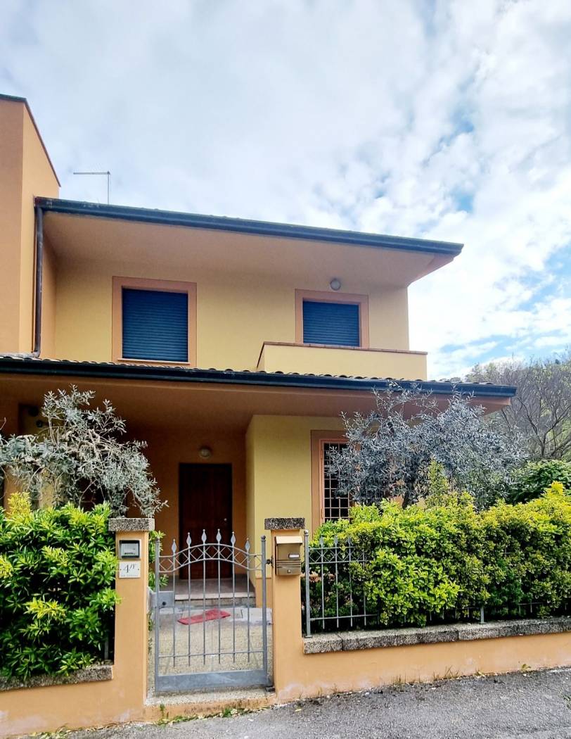 VILLA A SCHIERA VENDITA PERUGIA PRETOLA
