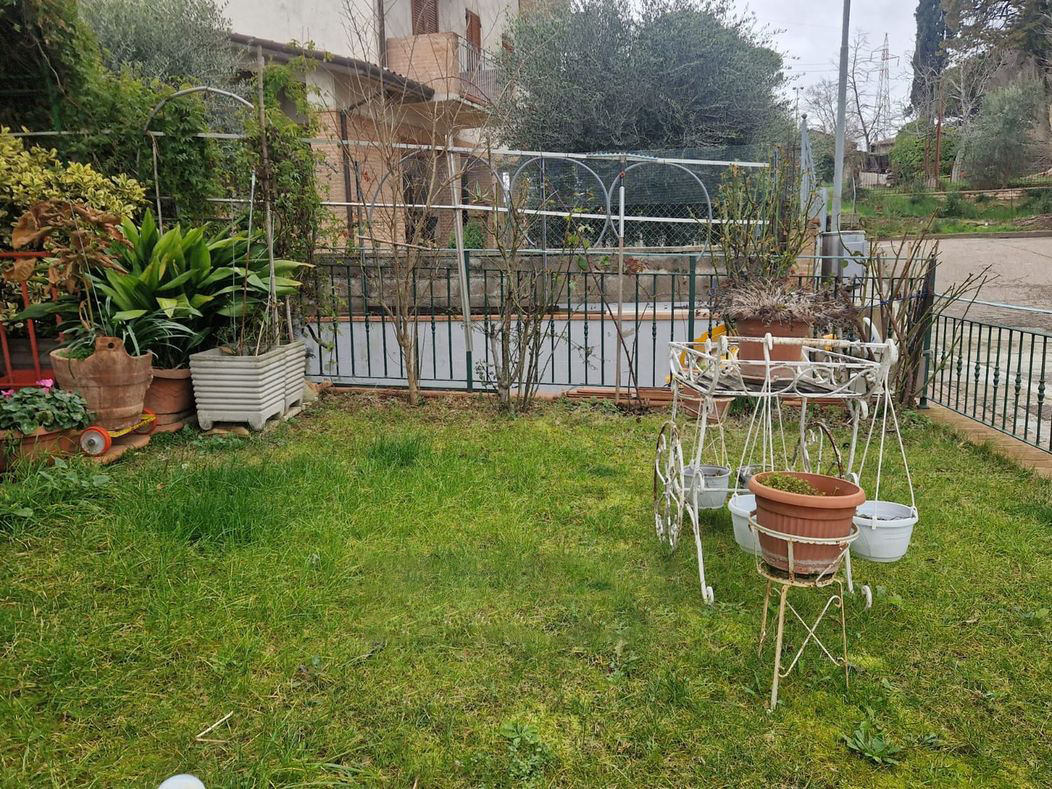 VILLA A SCHIERA VENDITA PERUGIA COLLESTRADA