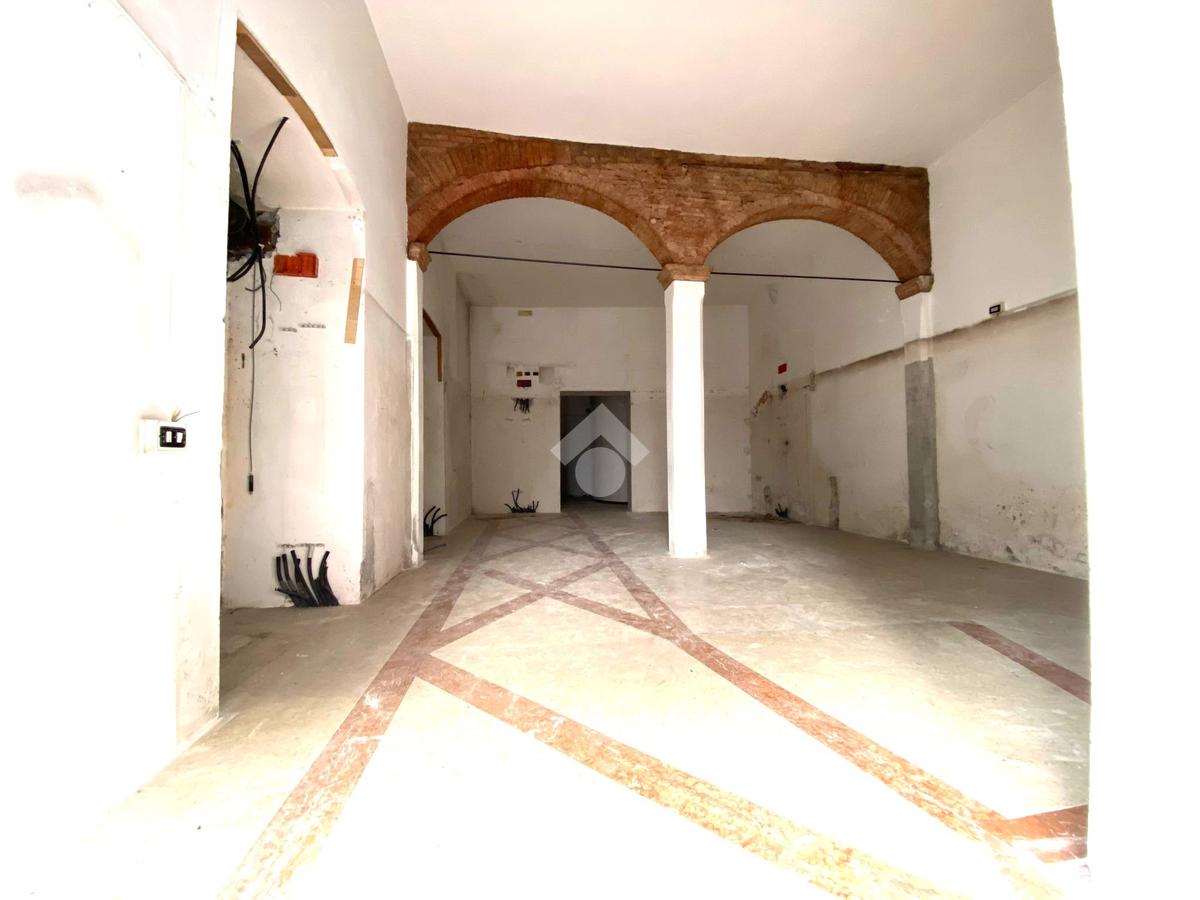 NEGOZIO AFFITTO TERNI CENTRO STORICO
