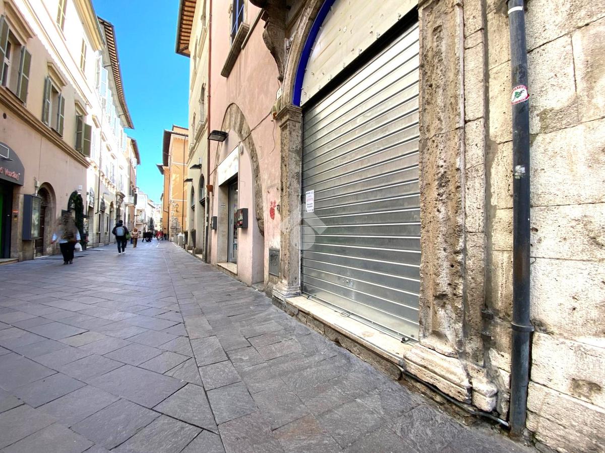 NEGOZIO AFFITTO TERNI CENTRO STORICO
