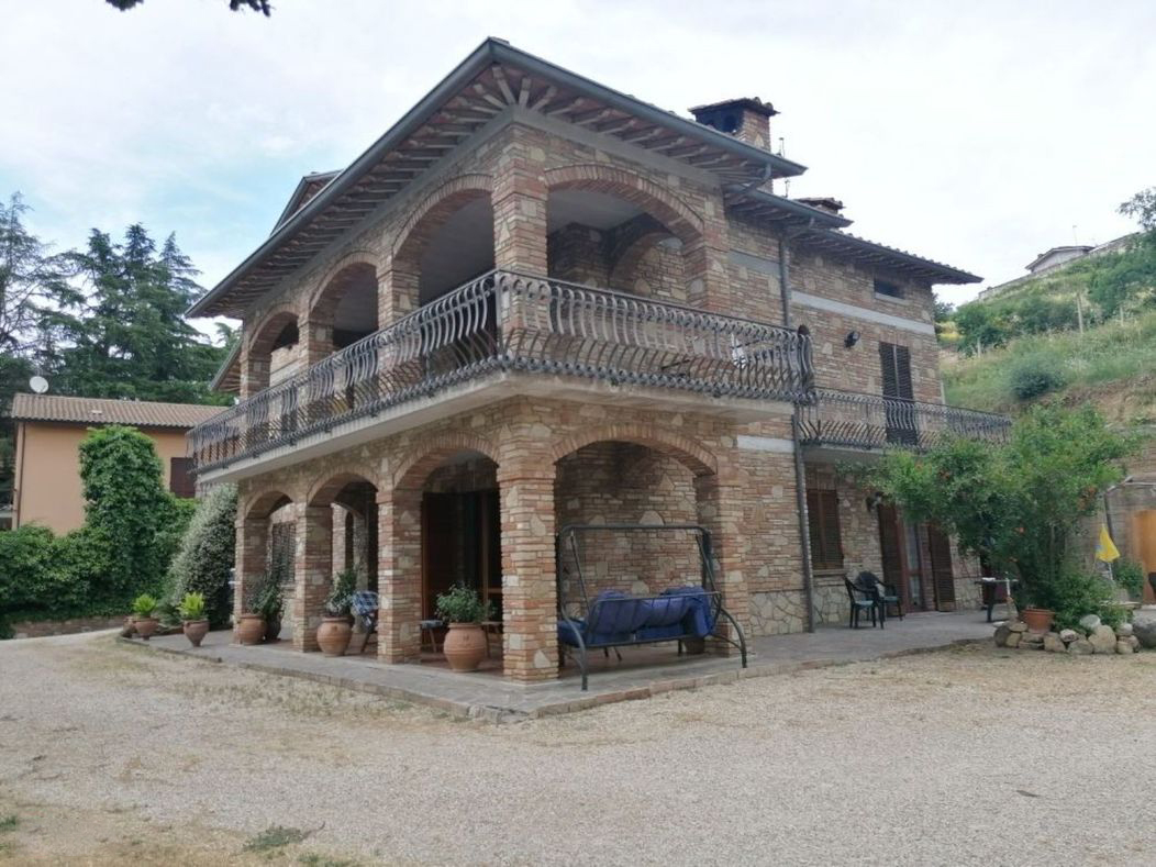 VILLA VENDITA DERUTA PONTE NUOVO