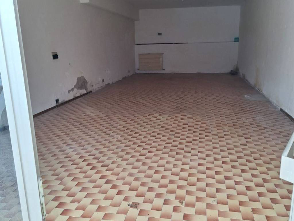 MAGAZZINO VENDITA CORCIANO ELLERA