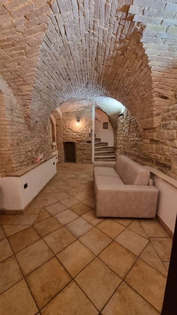 MAGAZZINO VENDITA PERUGIA CENTRO STORICO