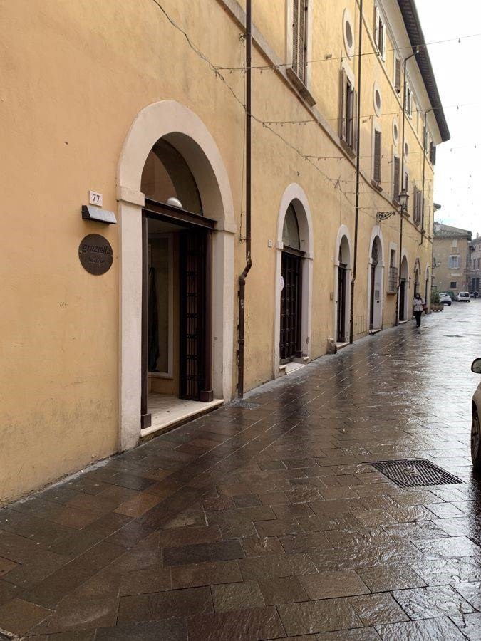 NEGOZIO AFFITTO TERNI CENTRO STORICO