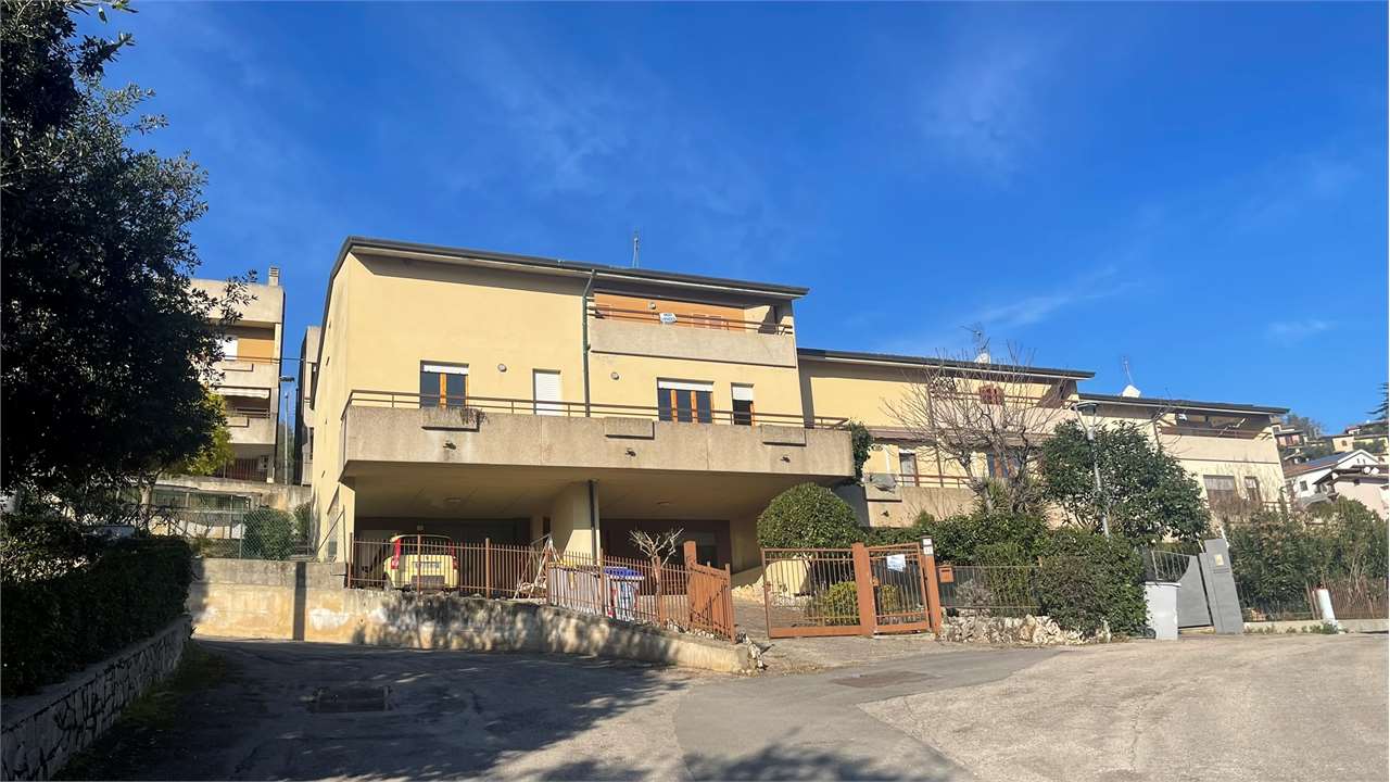 VILLA A SCHIERA VENDITA PERUGIA VILLA PITIGNANO