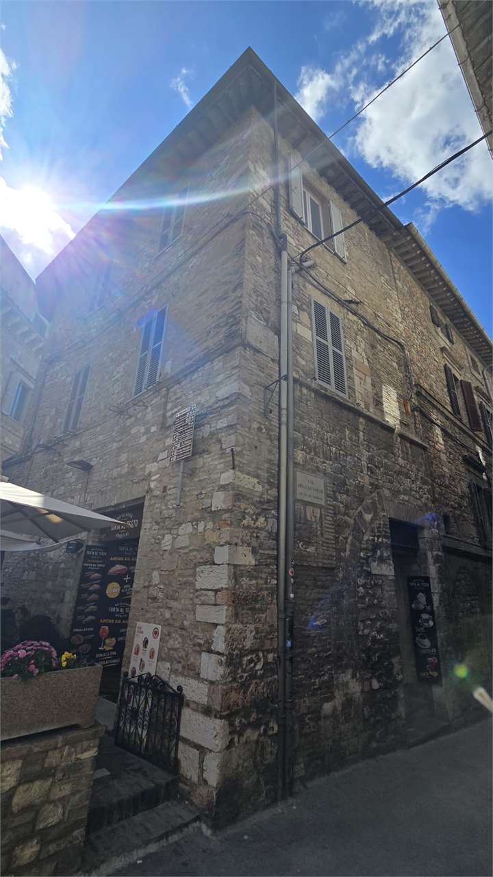 4 O PIÙ LOCALI VENDITA ASSISI