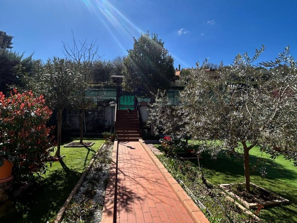 VILLA PORZIONE VENDITA PERUGIA LACUGNANO