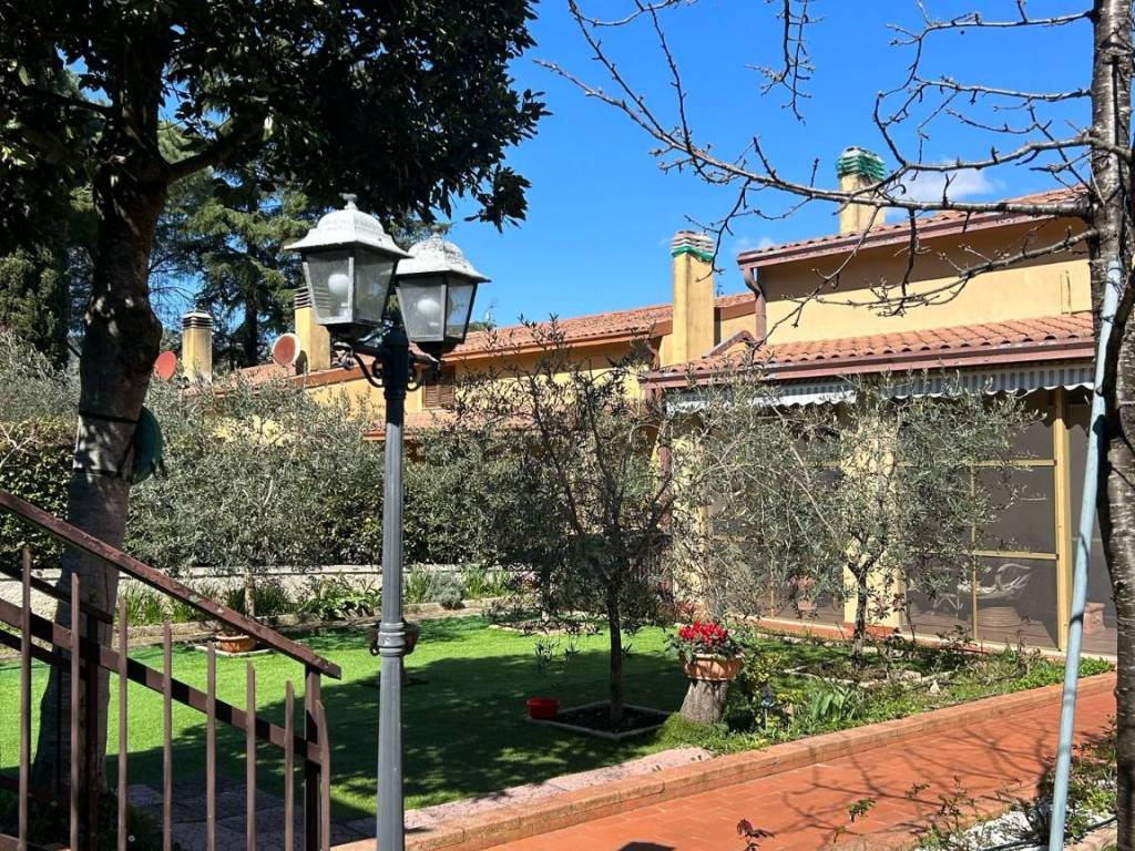 VILLA PORZIONE VENDITA PERUGIA LACUGNANO