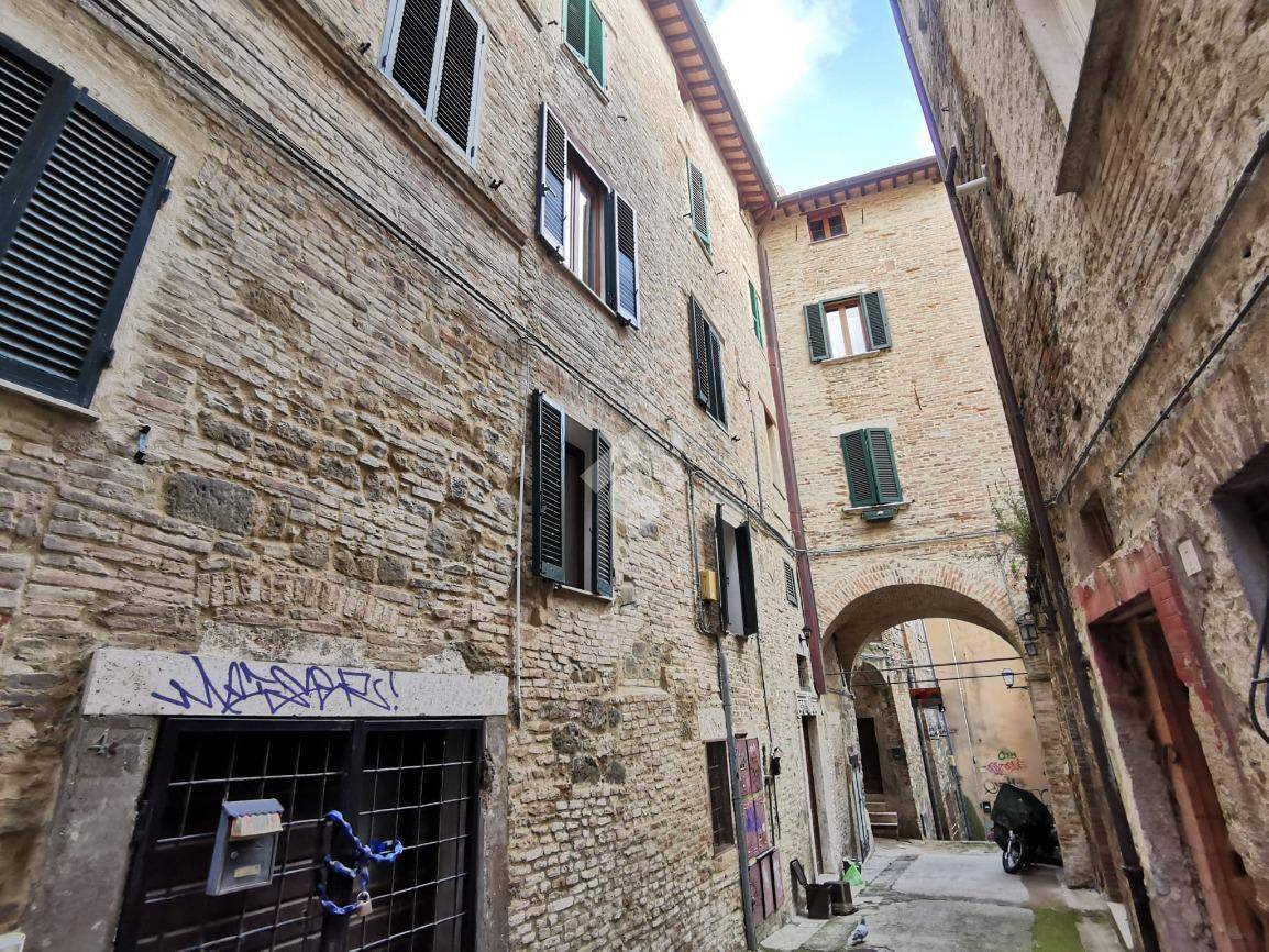 MAGAZZINO VENDITA PERUGIA CENTRO STORICO