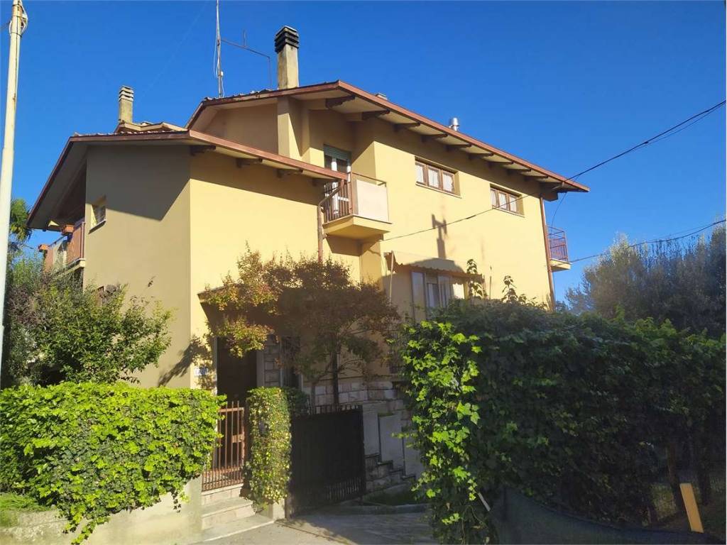 CASA INDIPENDENTE VENDITA PERUGIA MONTEBELLO