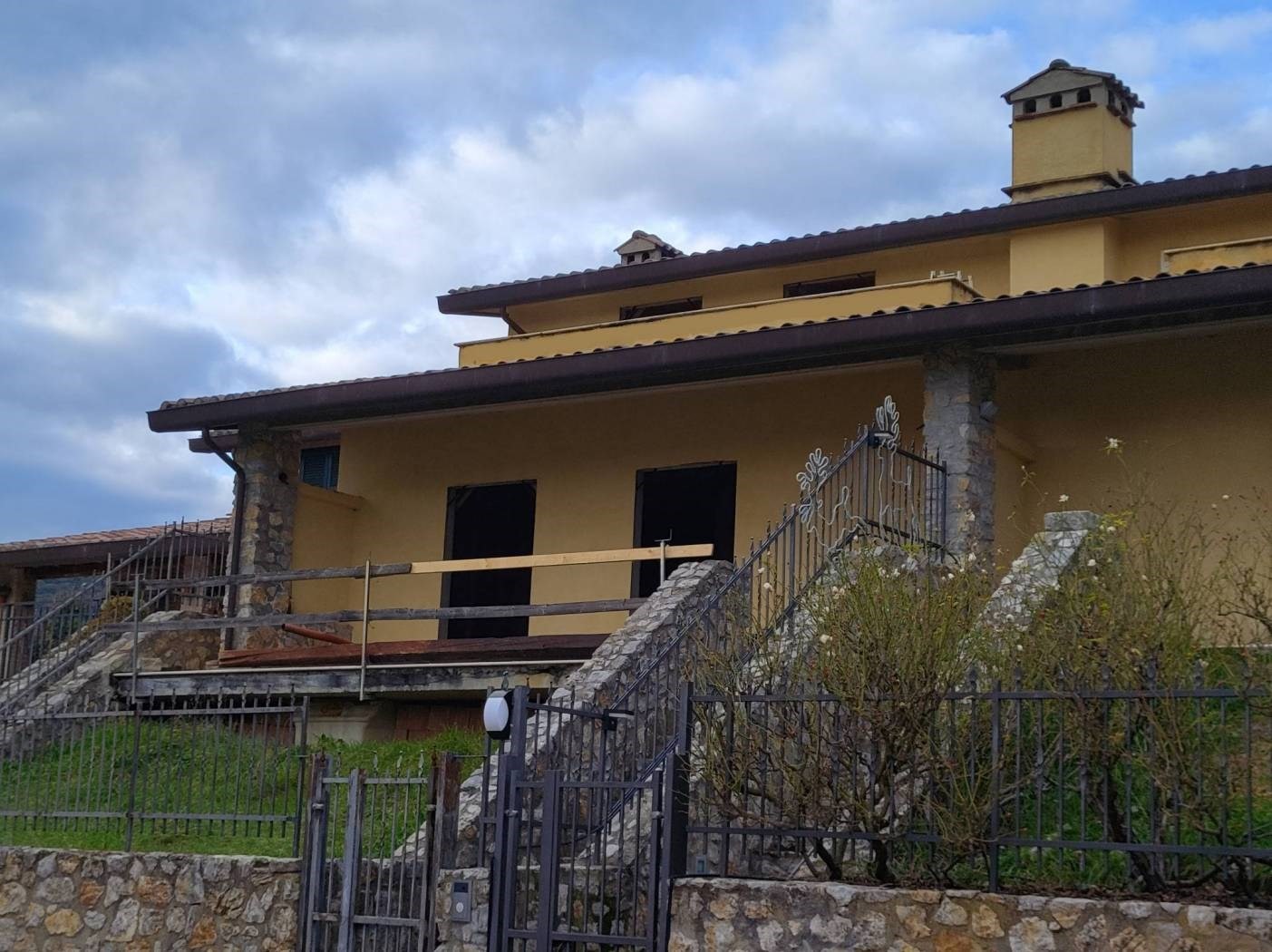 VILLA A SCHIERA VENDITA PERUGIA OLMO