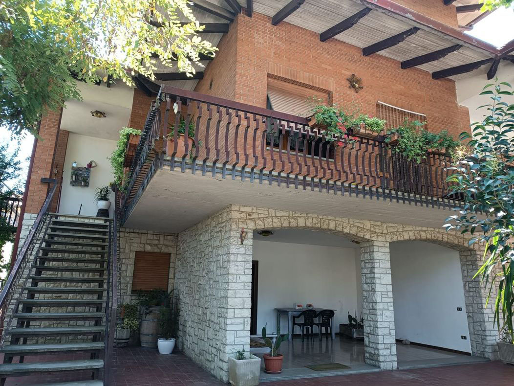 VILLA BIFAMILIARE VENDITA BETTONA
