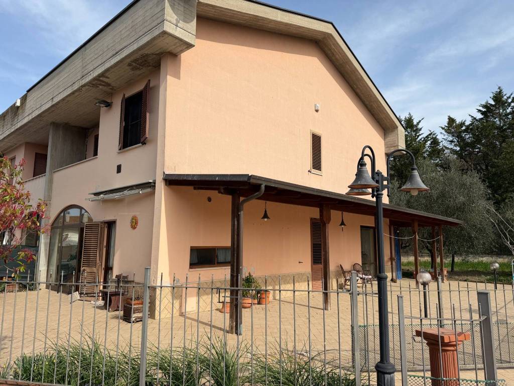 VILLA A SCHIERA VENDITA PERUGIA PICCIONE