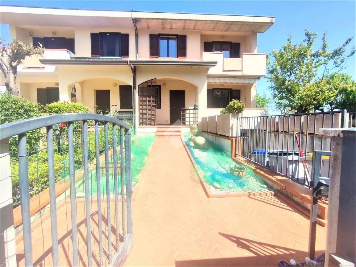 VILLA A SCHIERA VENDITA PERUGIA PILA