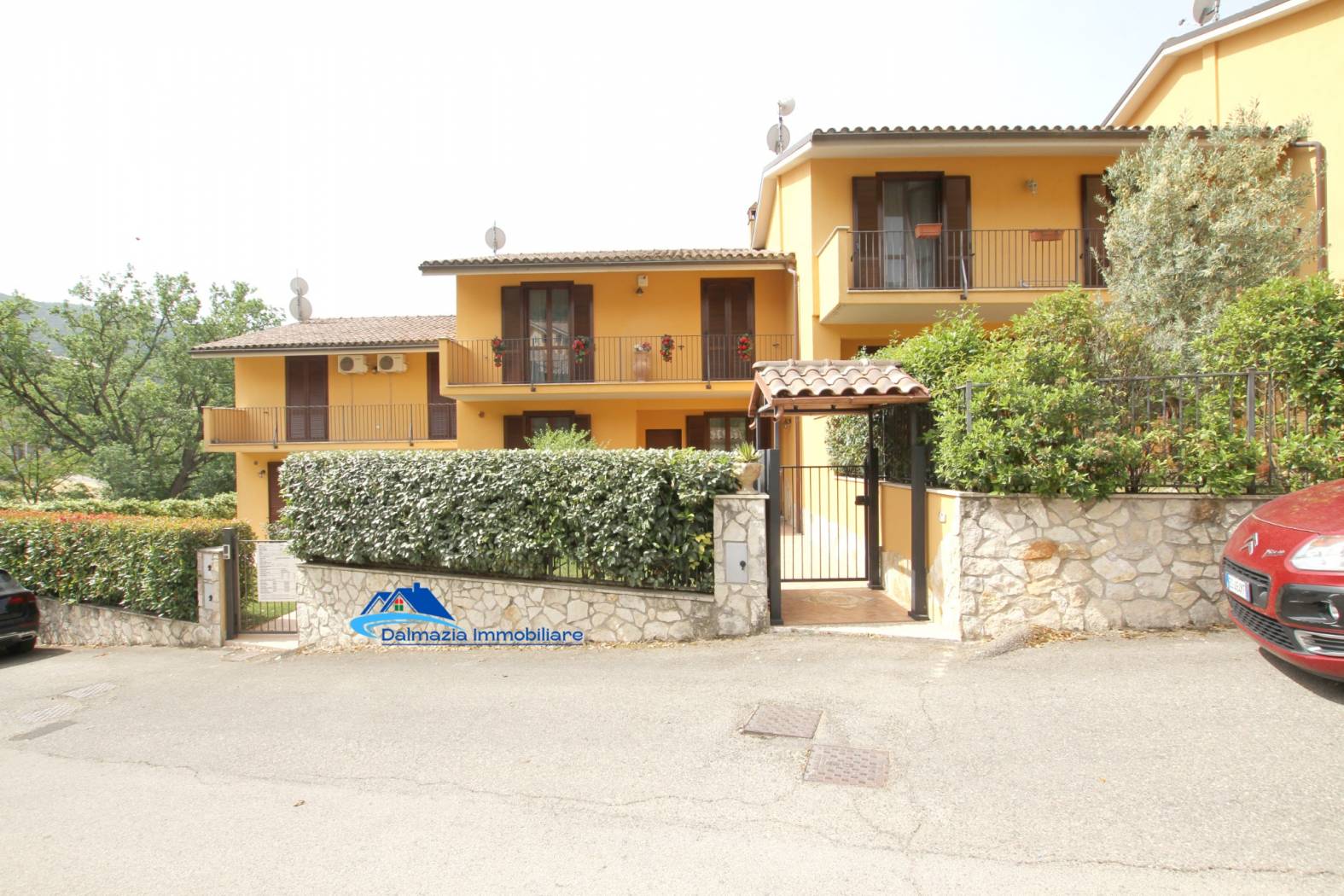 VILLA A SCHIERA VENDITA STRONCONE