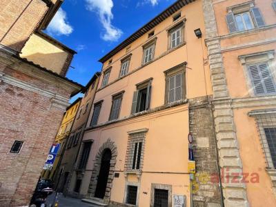 4 O PIÙ LOCALI VENDITA PERUGIA CENTRO STORICO