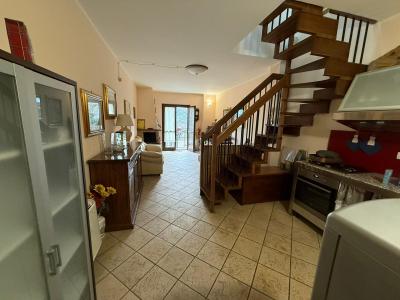 VILLA A SCHIERA VENDITA STRONCONE