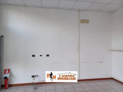 NEGOZIO AFFITTO TERNI CENTRO STORICO