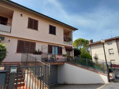 VILLA A SCHIERA VENDITA PERUGIA BOSCO