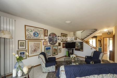 VILLA A SCHIERA VENDITA PERUGIA SANTA LUCIA