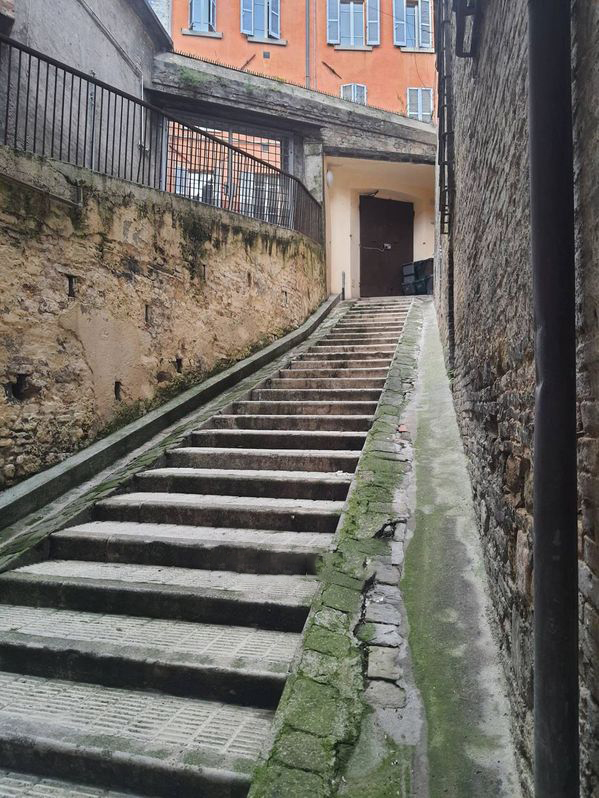 MAGAZZINO VENDITA PERUGIA CENTRO STORICO