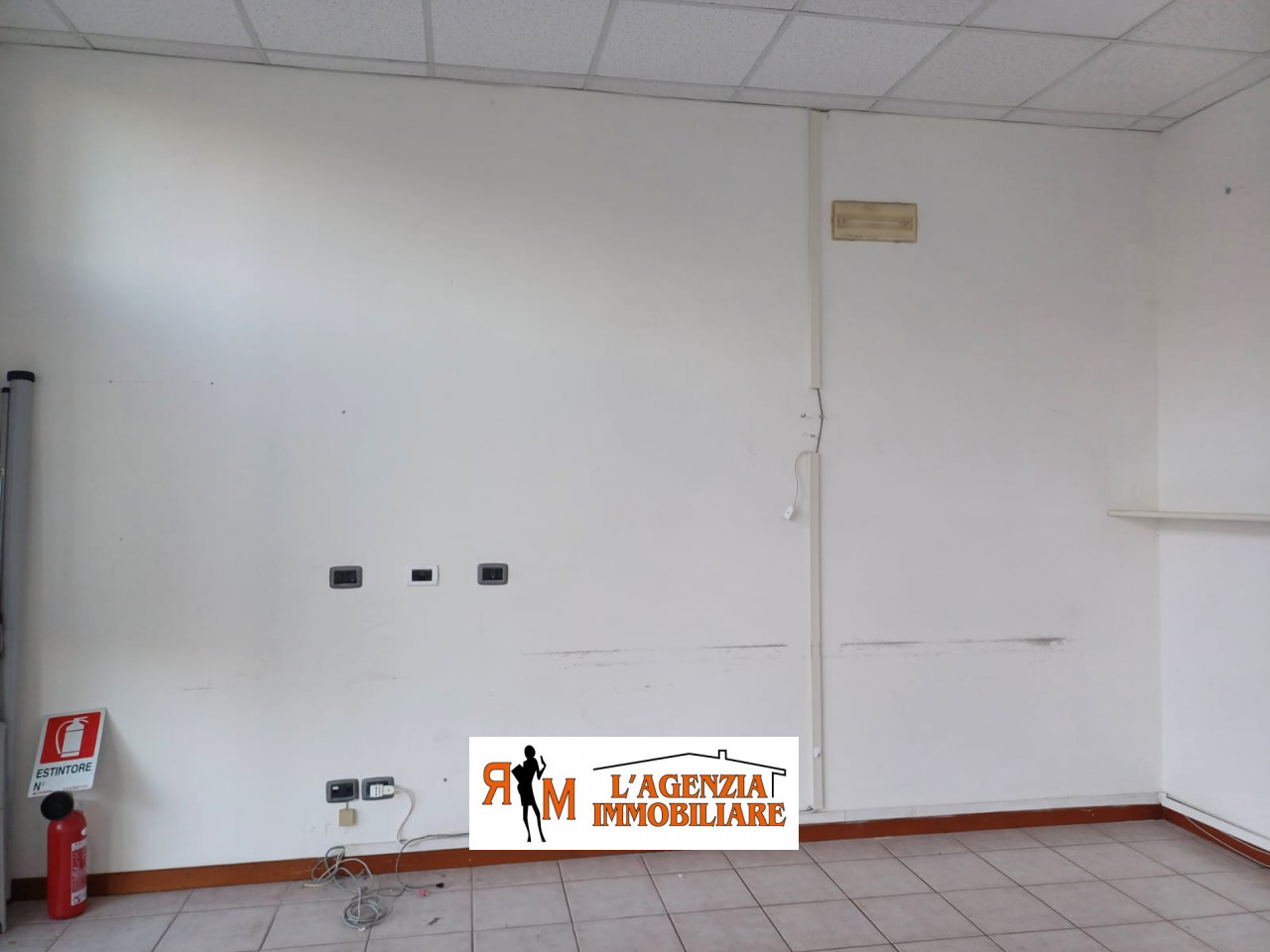 NEGOZIO AFFITTO TERNI CENTRO STORICO