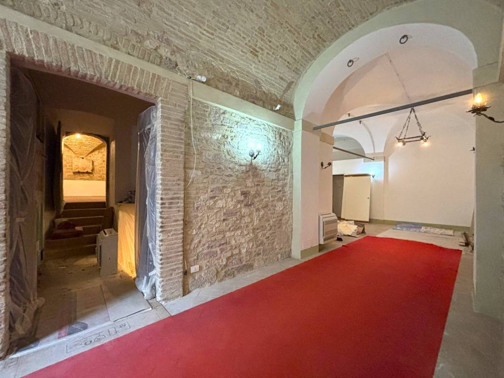 NEGOZIO AFFITTO ASSISI CENTRO STORICO