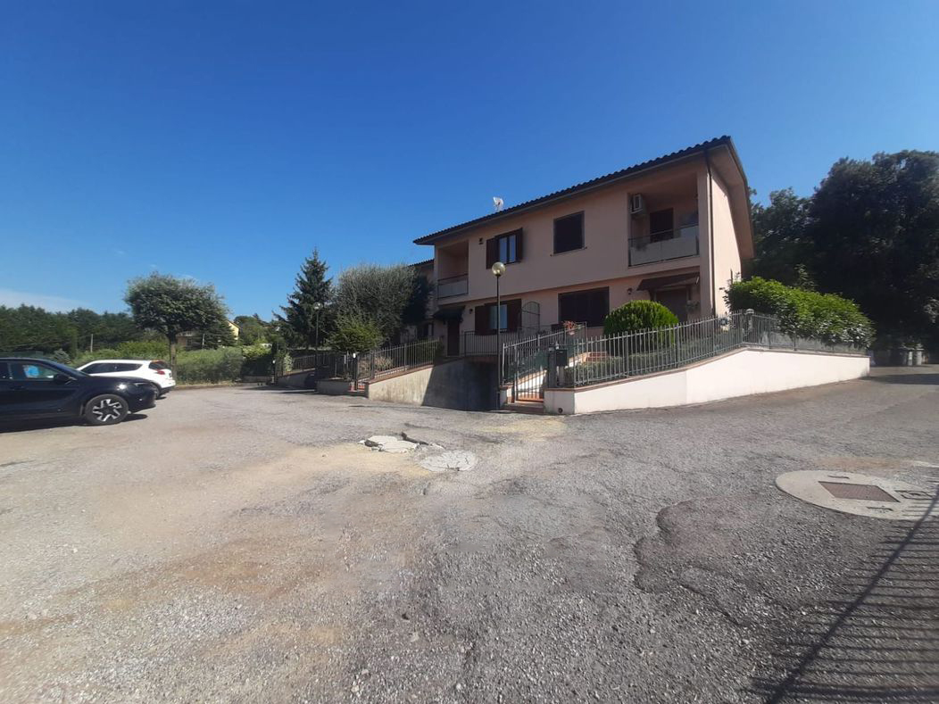 VILLA A SCHIERA VENDITA PERUGIA BOSCO