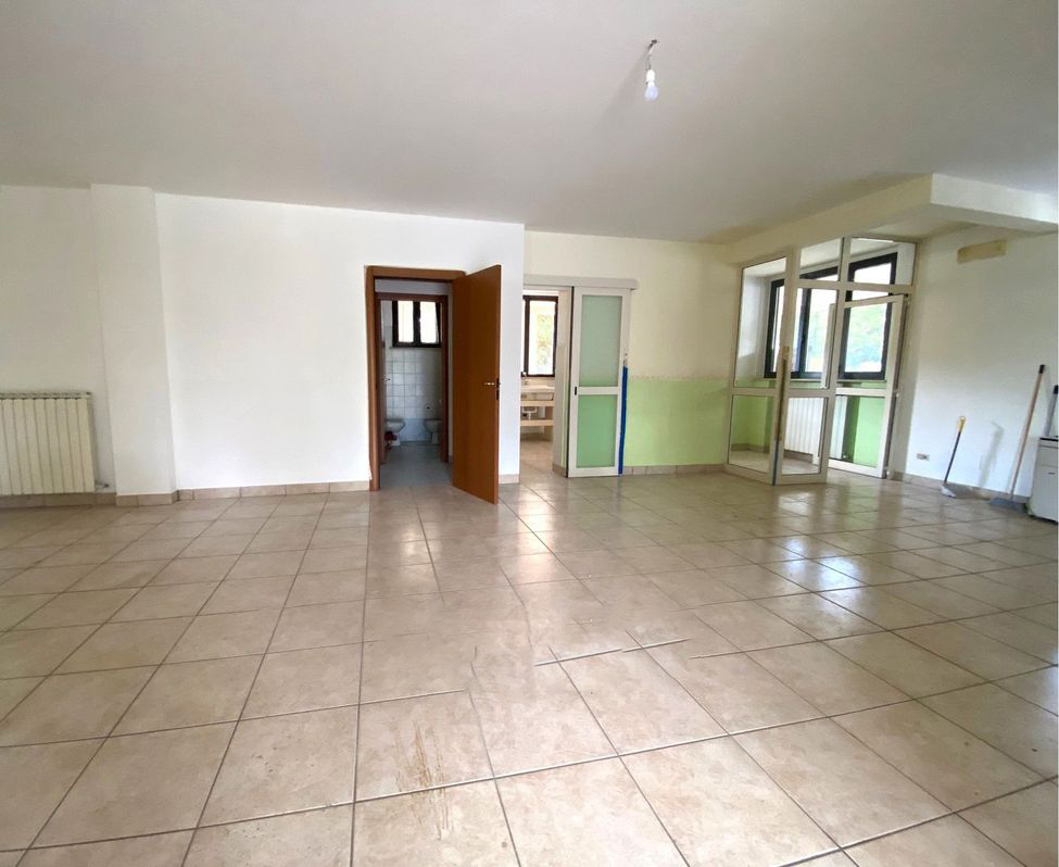 NEGOZIO VENDITA PERUGIA PONTE DELLA PIETRA