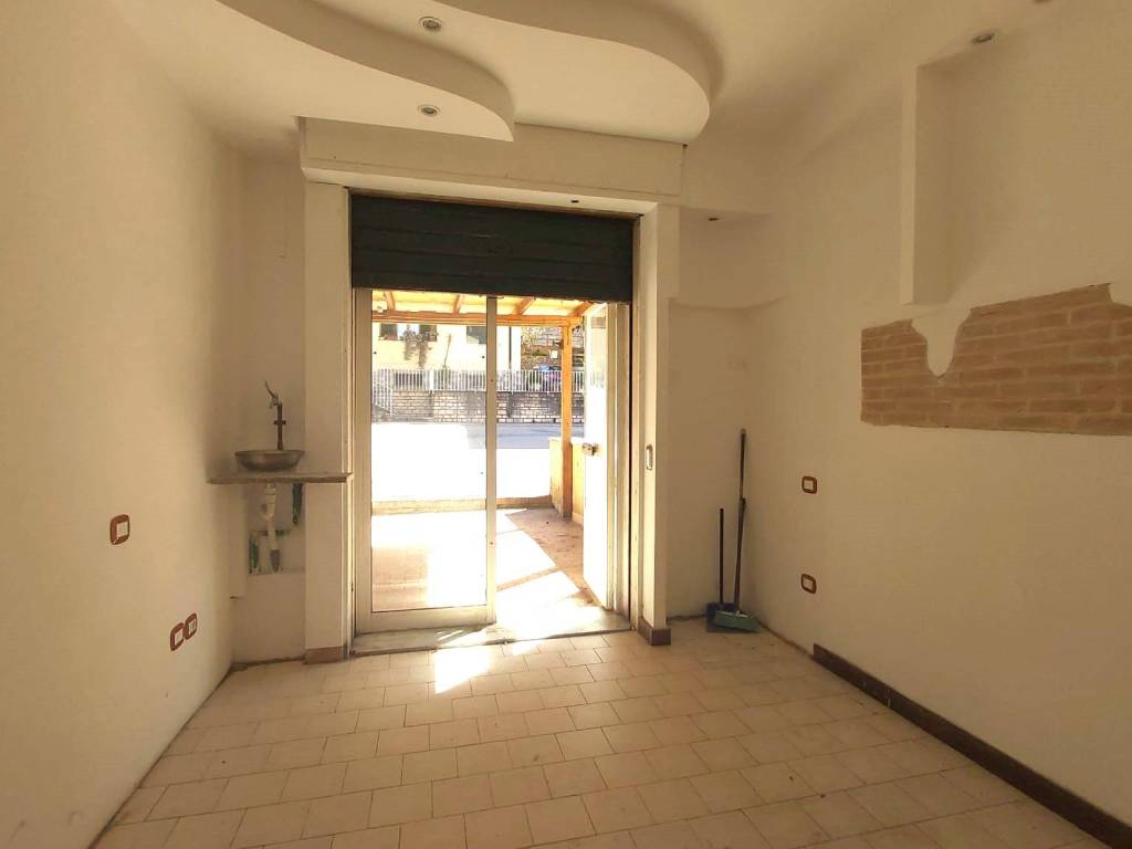 NEGOZIO AFFITTO PERUGIA ZONA FILOSOFI