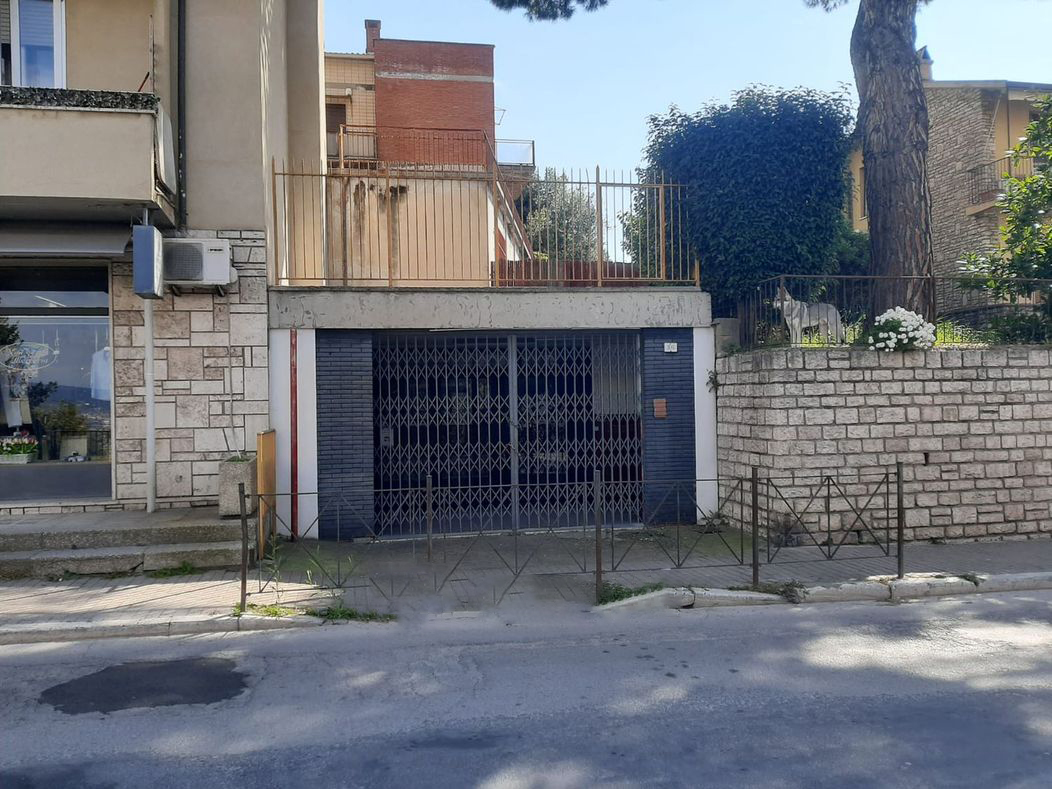 PALESTRA VENDITA PERUGIA ZONA FILOSOFI