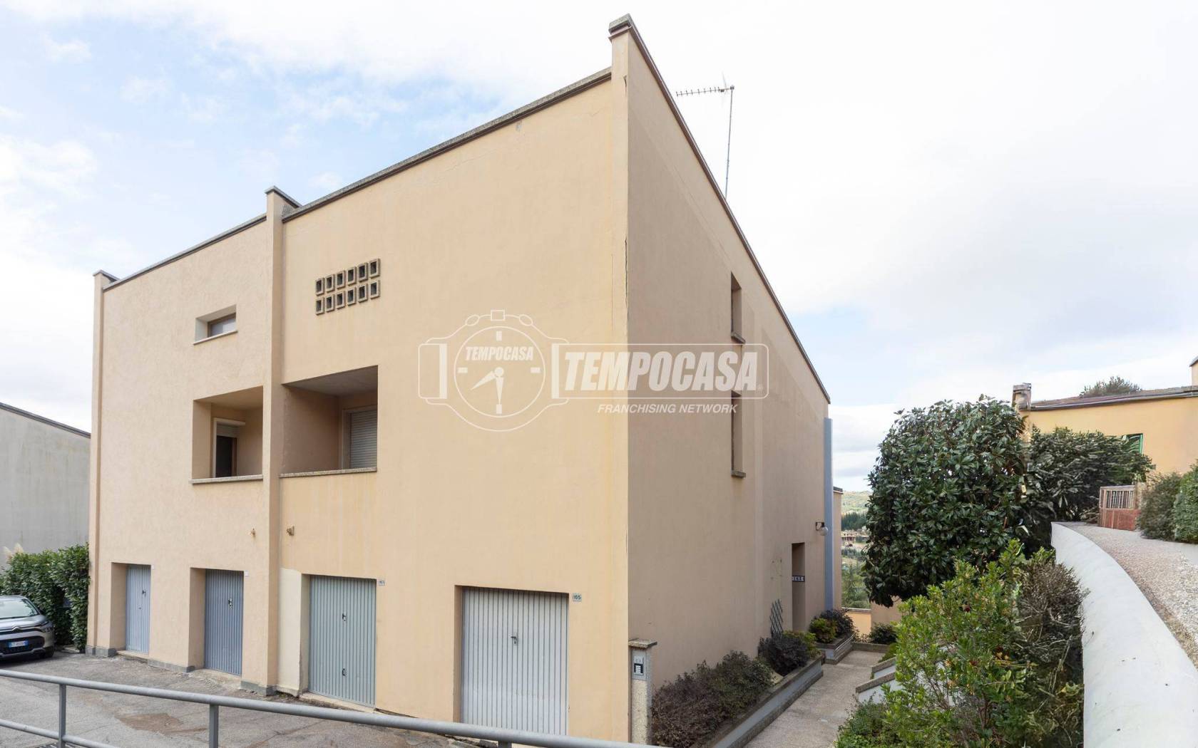 VILLA A SCHIERA VENDITA PERUGIA OLIVETO