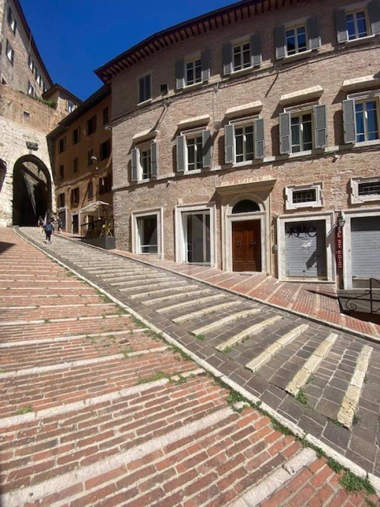 NEGOZIO AFFITTO PERUGIA CENTRO STORICO