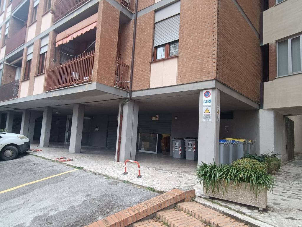 MAGAZZINO VENDITA PERUGIA ELCE