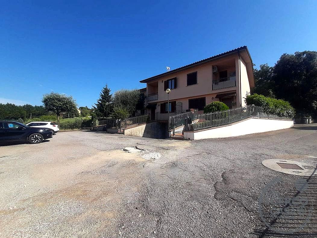 VILLA A SCHIERA VENDITA PERUGIA BOSCO