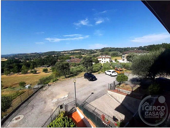 VILLA A SCHIERA VENDITA PERUGIA BOSCO · foto 2