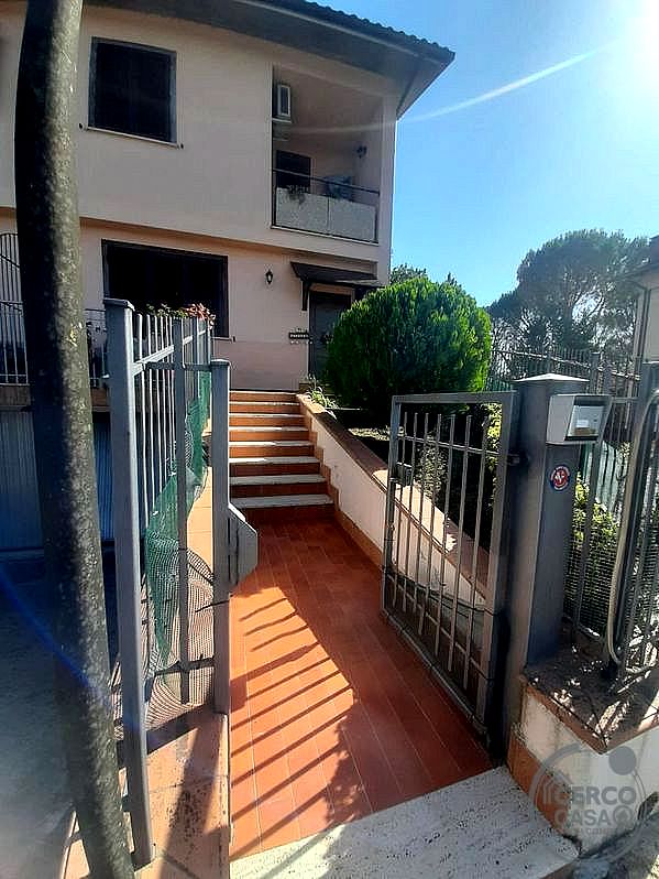 VILLA A SCHIERA VENDITA PERUGIA BOSCO · foto 3