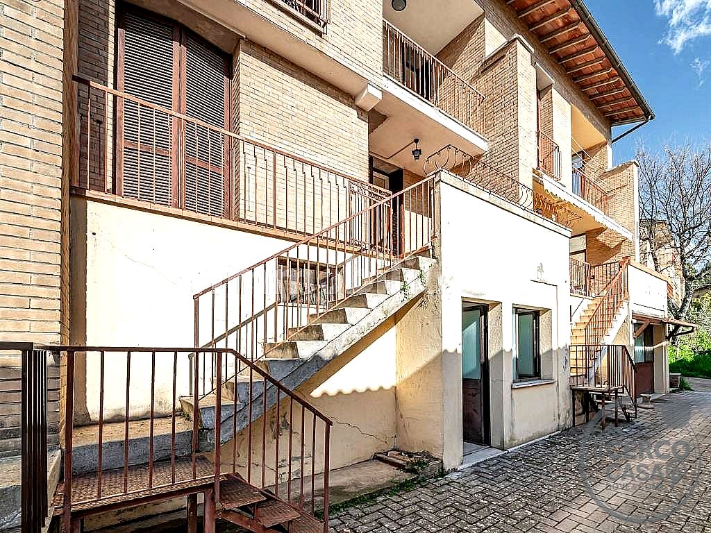 VILLA A SCHIERA VENDITA ASSISI · foto 2