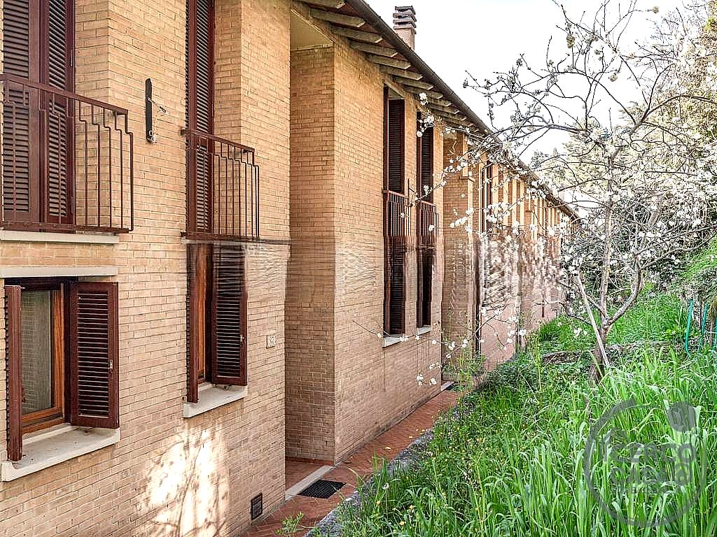 VILLA A SCHIERA VENDITA ASSISI · foto 3