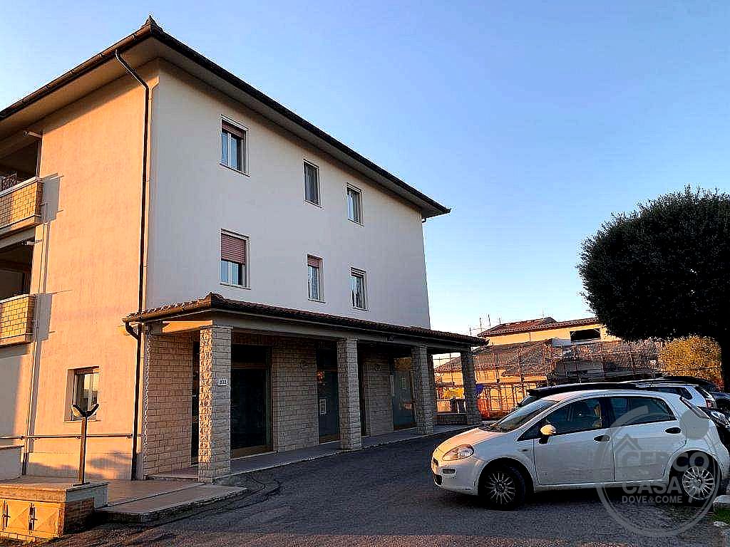 NEGOZIO VENDITA TODI · foto 1