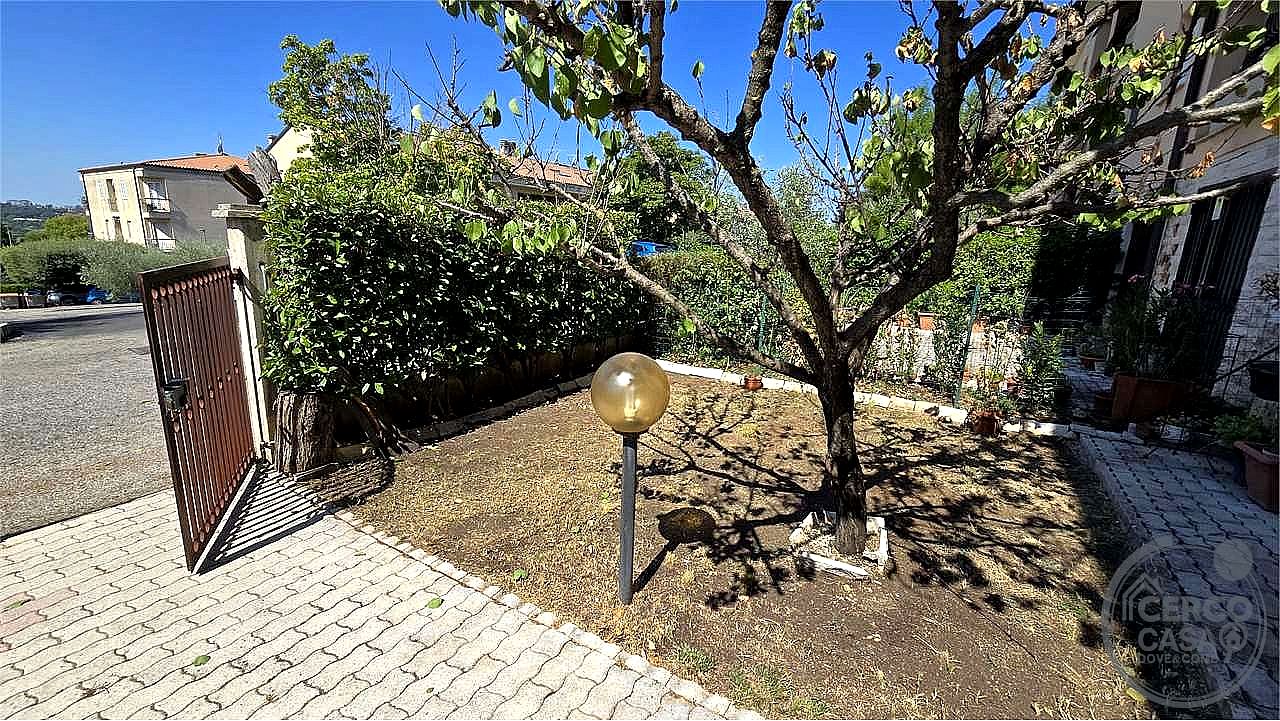 VILLA A SCHIERA VENDITA PERUGIA LACUGNANO · foto 11