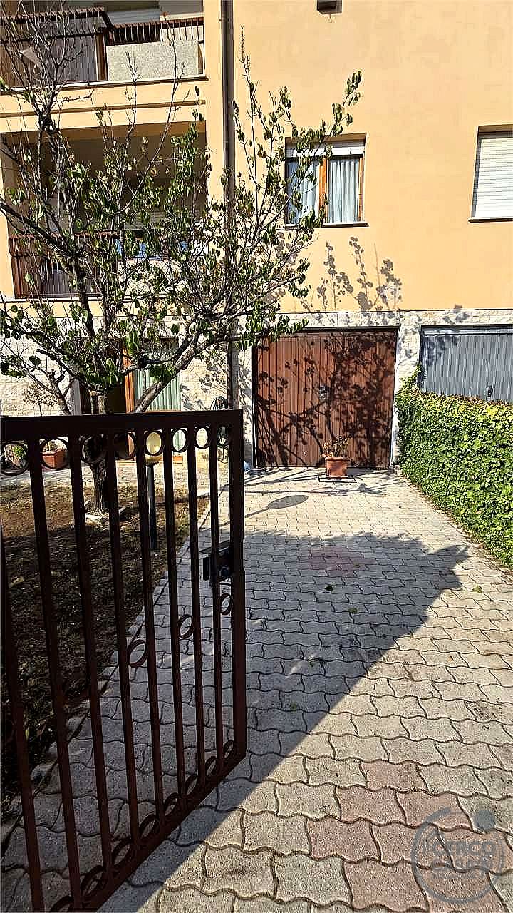 VILLA A SCHIERA VENDITA PERUGIA LACUGNANO · foto 9
